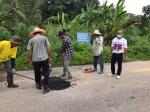 โครงการซ่อมแซมหลุมถนน  ตัดกิ่งไม้สองข้างทาง ถนนผิวจราจรลาดยา